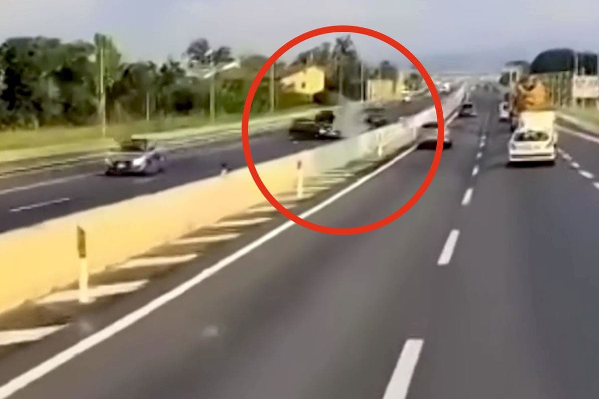 Frame video di un grave incidente sulla BreBeMi, con un’auto in contromano che si scontra frontalmente con un altro veicolo. Impatto evidenziato da un cerchio rosso.