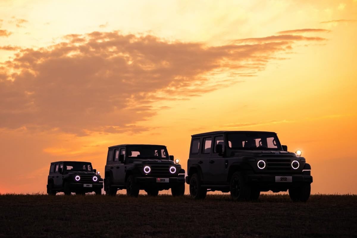 Auto EMC 212 in omaggio alla campagna, silhouette nera contro il cielo al tramonto, luce frontale intensa, atmosfera accattivante, avventura e robustezza.
