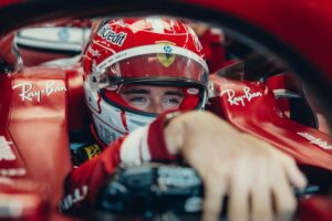 Charles Leclerc al volante di una monoposto Ferrari, Formula 1 concentrato durante una gara.