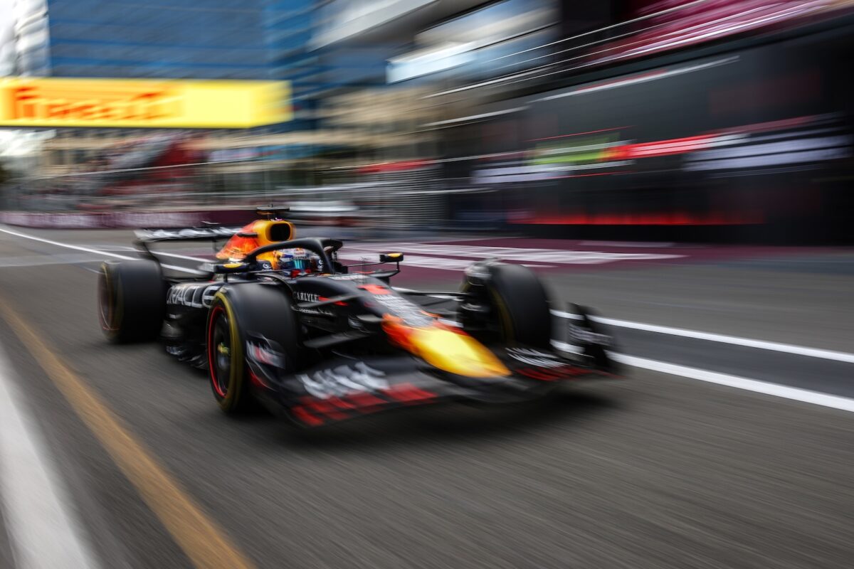 Max Vestappen su Red Bull in fase di pit stop durante una gara di Formula 1.