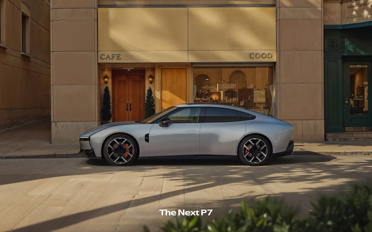 XPeng The Next P7 parcheggiata davanti a un elegante caffè cittadino, in mostra la linea affusolata e lo stile futuristico della berlina elettrica.