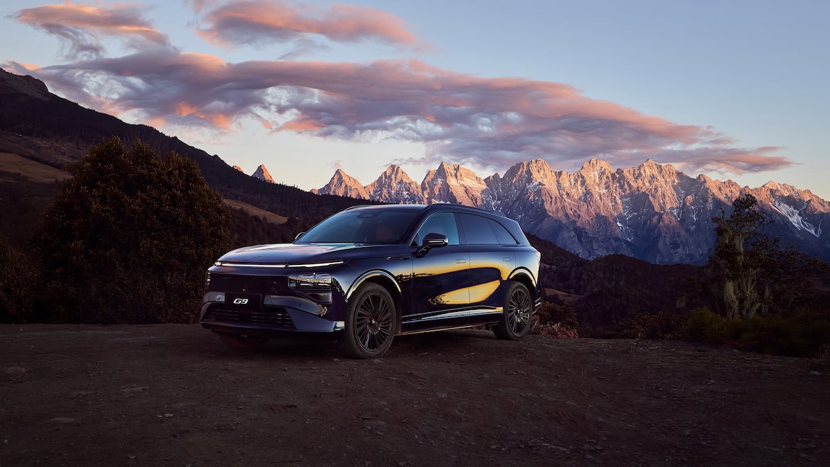 XPeng G9 tra le montagne