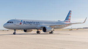 Airbus A321XLR American Airlines aereo in aeroporto, bestie con colori iconici, trasporto aereo moderno e voli commerciali.