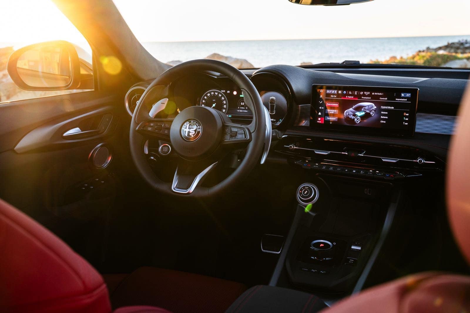 Interni di un'auto Alfa Romeo Tonale MY 2026 con finiture moderne e tecnologia avanzata.