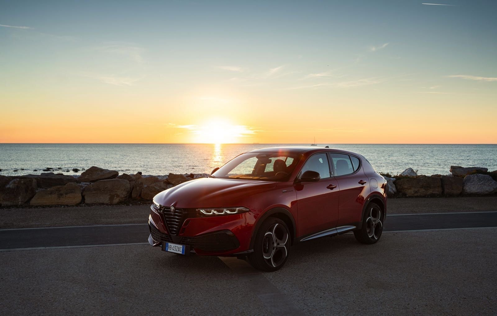 Auto Alfa Romeo Tonale MY 2026 vicino al mare al tramonto.