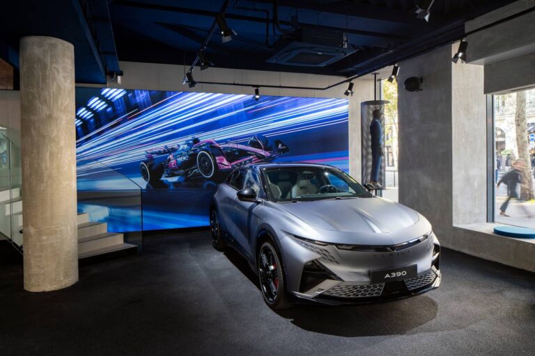 Pierre Gasly apre Atelier Alpine Paris