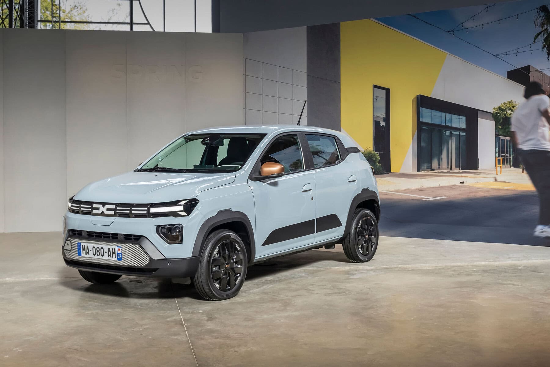 Auto elettrica Dacia Spring 2026, design moderno con dettagli nero opaco e specchietti color bronzo.