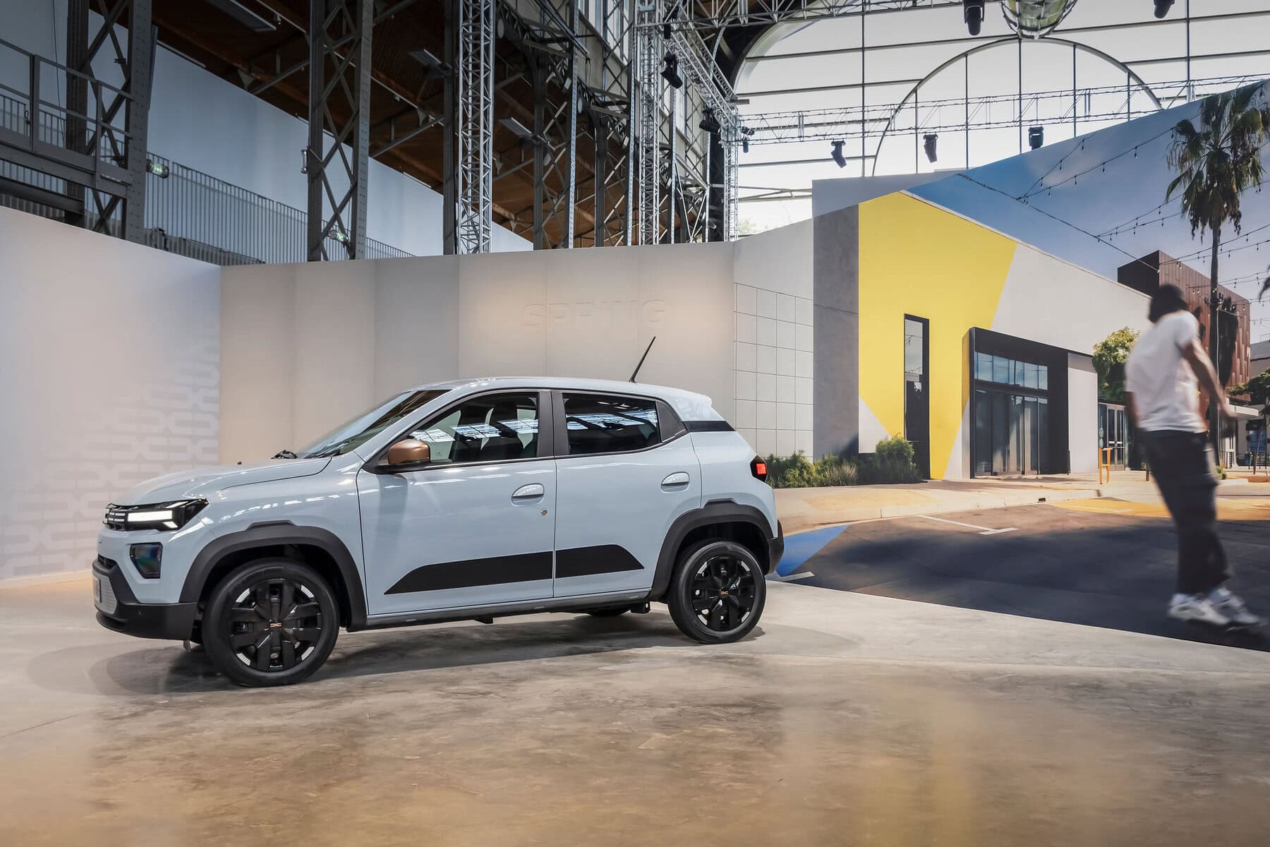 Auto elettrica compatta Dacia Spring 2026 in esposizione con design moderno e innovativo.
