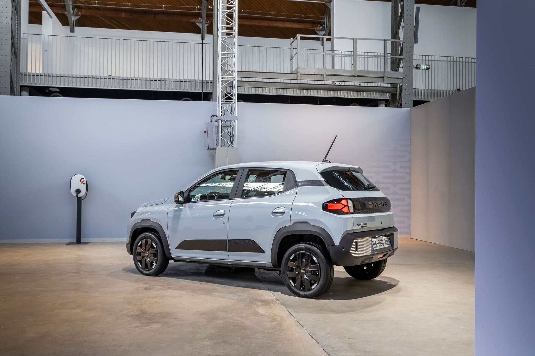 Auto elettrica Dacia Spring 2026 in mostra con design moderno e sostenibile, perfetta per città e mobilità urbana, veicolo compatto a zero emissioni.