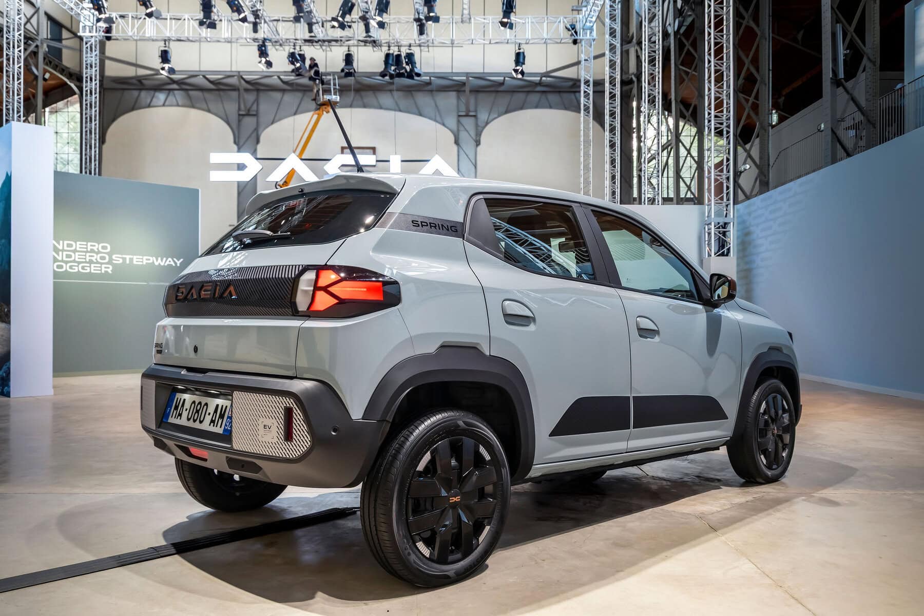 Auto elettrica Dacia Spring 2026 presso un salone automobilistico in esposizione nuova vettura EV.