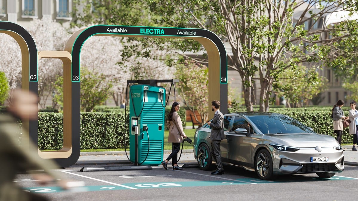 Colonnina di ricarica elettrica per veicoli elettrici in un parco urbano, pubblico e sostenibile, auto elettrica con giovani persone che caricano il veicolo in modo ecologico.