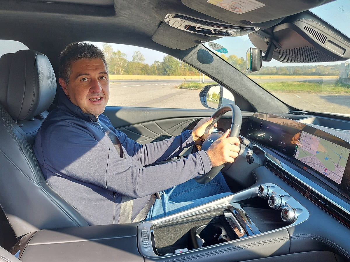 Interni Omoda 9 test drive