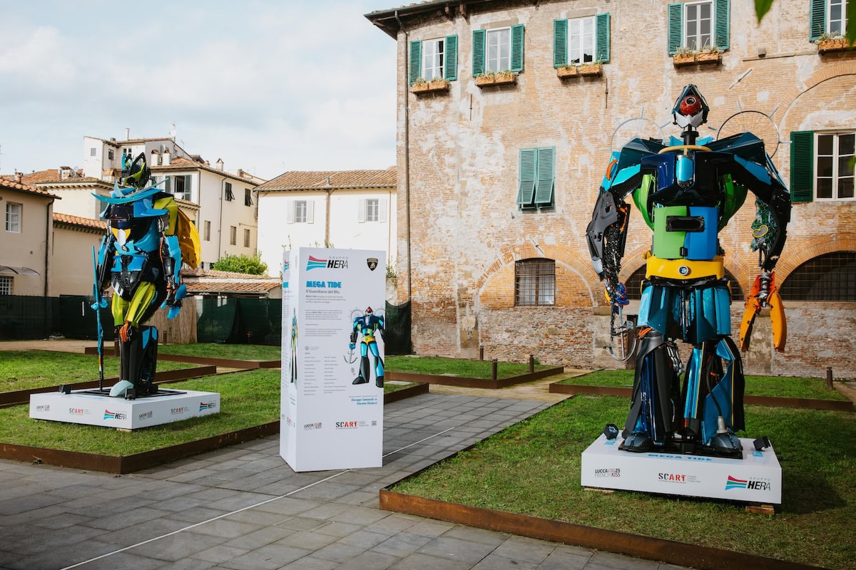 Robot umanoide con design futuristico, motore robotico, esposizione di robotica avanzata, tecnologia robotica innovativa, sculture robotiche esposte all'aperto.