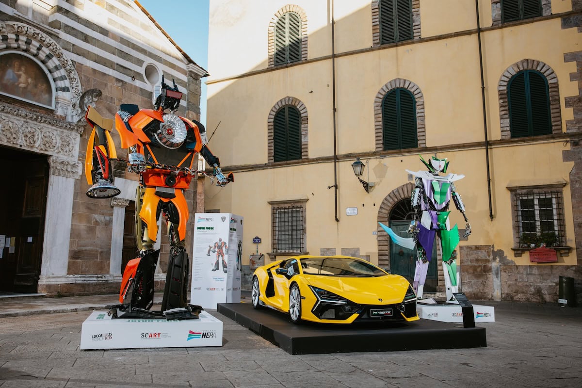 Robot Transformers auto e Lamborghini in esposizione in centro storico.