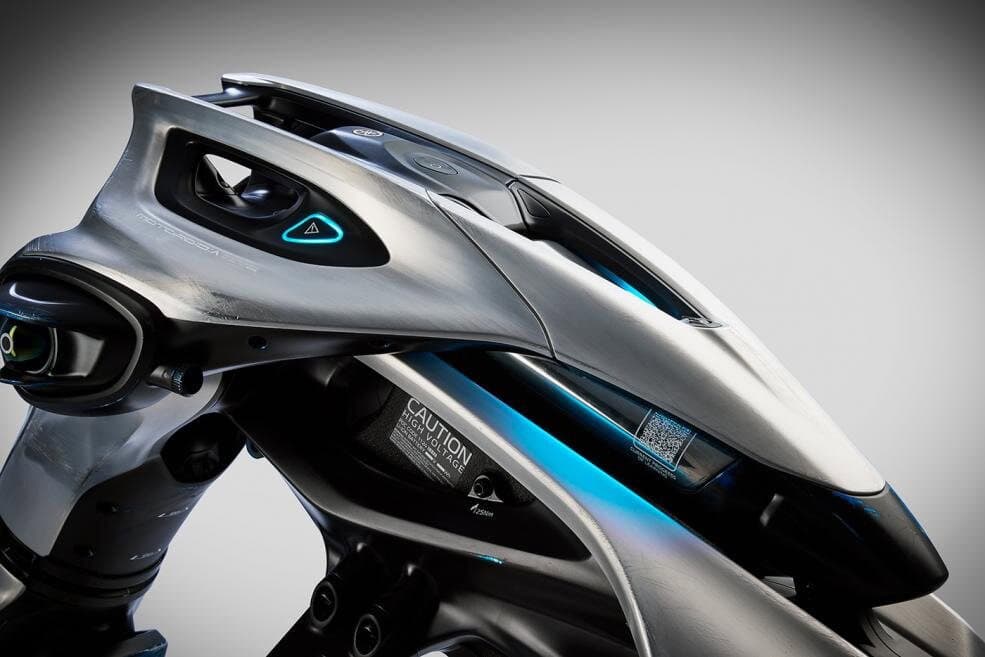 Futuristico veicolo a energia elettrica con design aerodinamico, dettagli tecnologici avanzati e interfaccia smart per mobilità sostenibile nel futuro.