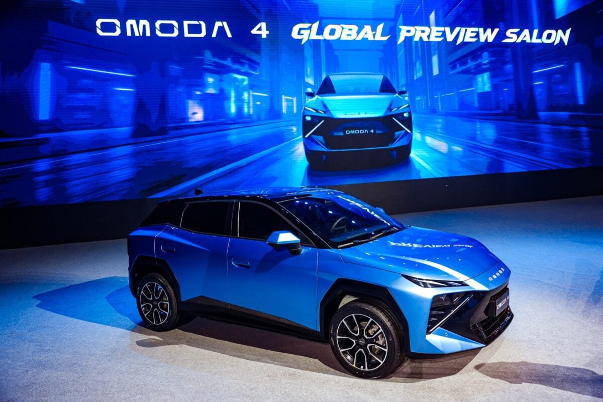 Auto compatta elettrica blue alla presentazione presso il salone internazionale di auto.