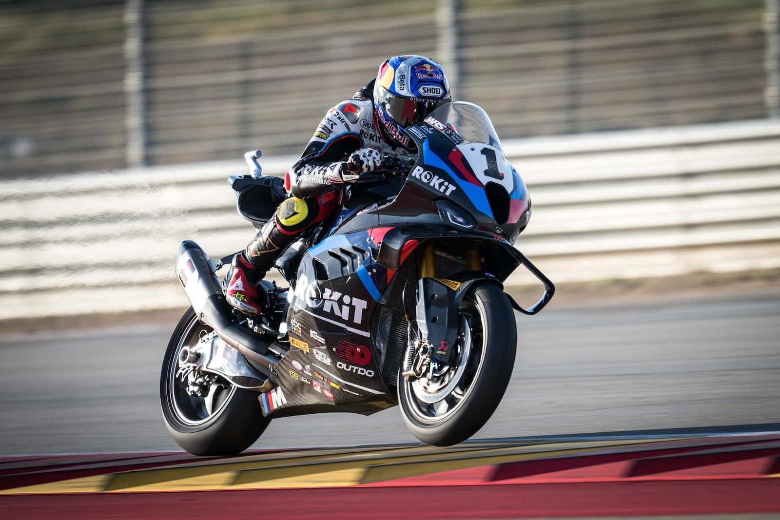 MotoGP pilota in azione durante una gara su circuito.