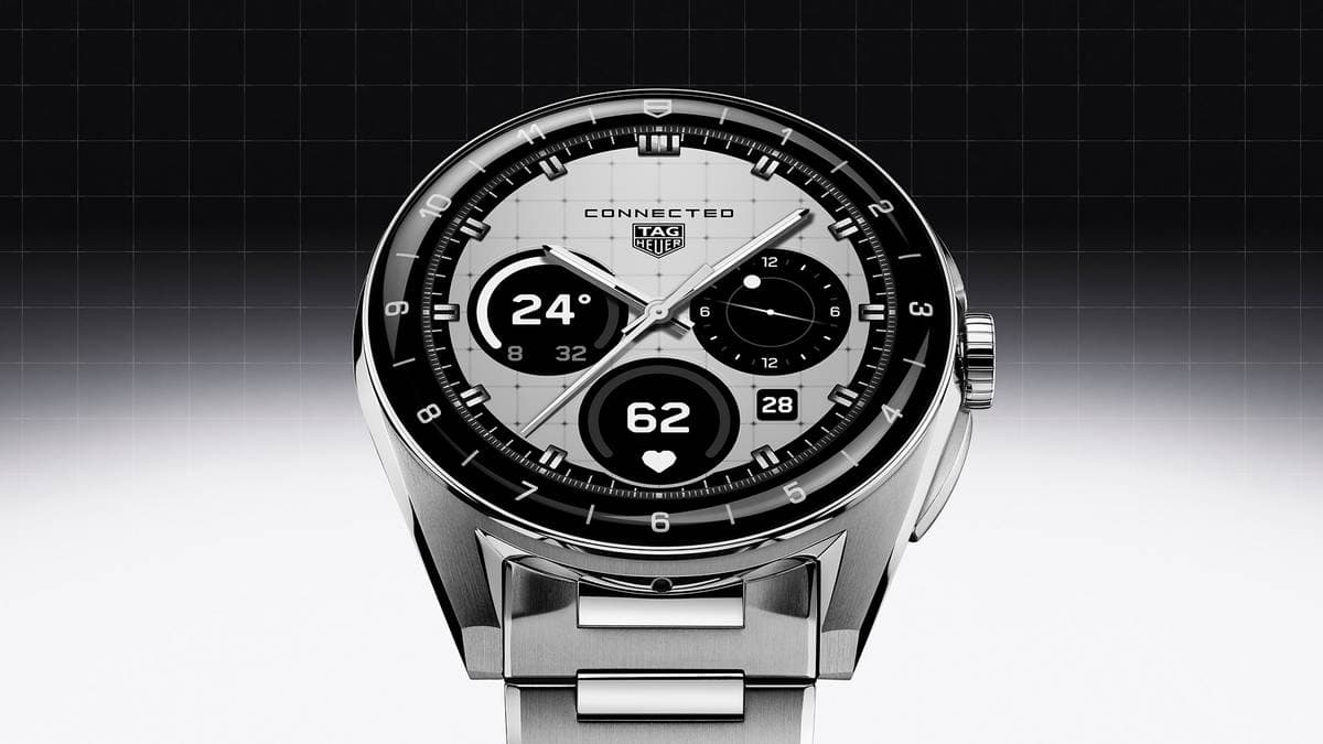 Orologio Tag Heuer Connected con display digitale e bracciale in acciaio inox, smartwatch di lusso con funzioni fitness e notifiche.