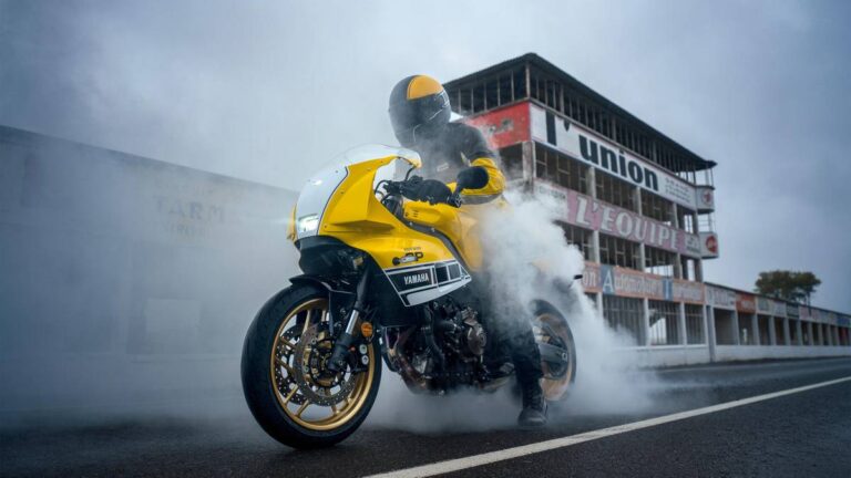 La Yamaha XSR900 GP 2026 omaggia “King” Kenny Roberts