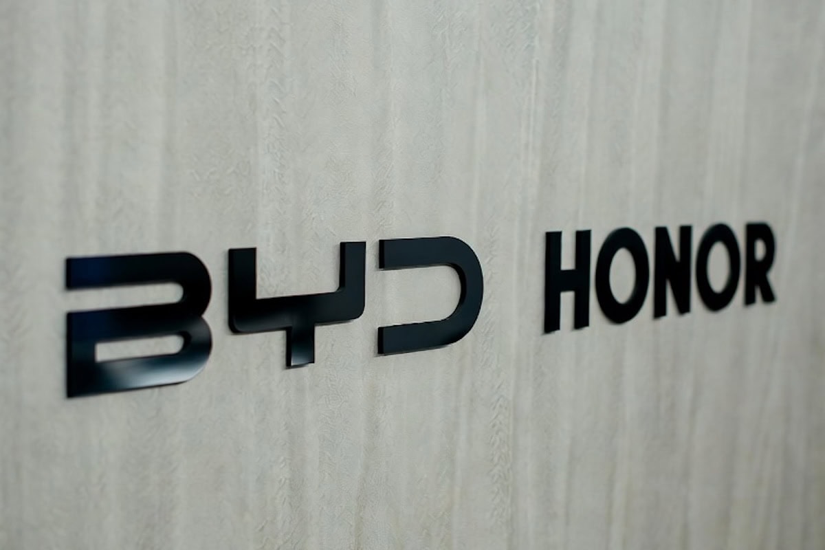 BYD e HONOR logo montato su parete in ufficio tecnologia smartphone.