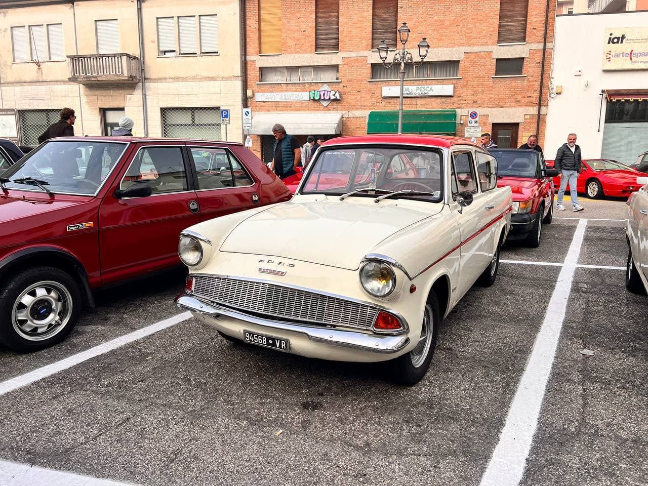 Auto d'epoca, Ford modello anni '60, auto storica e vintage, auto classica, automobili d'epoca in mostra.