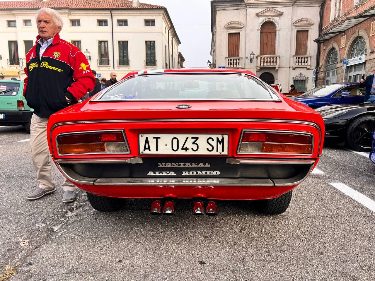 Auto leggera d'epoca Alfa Romeo Montreal esposta in un evento motoristico in Italia.