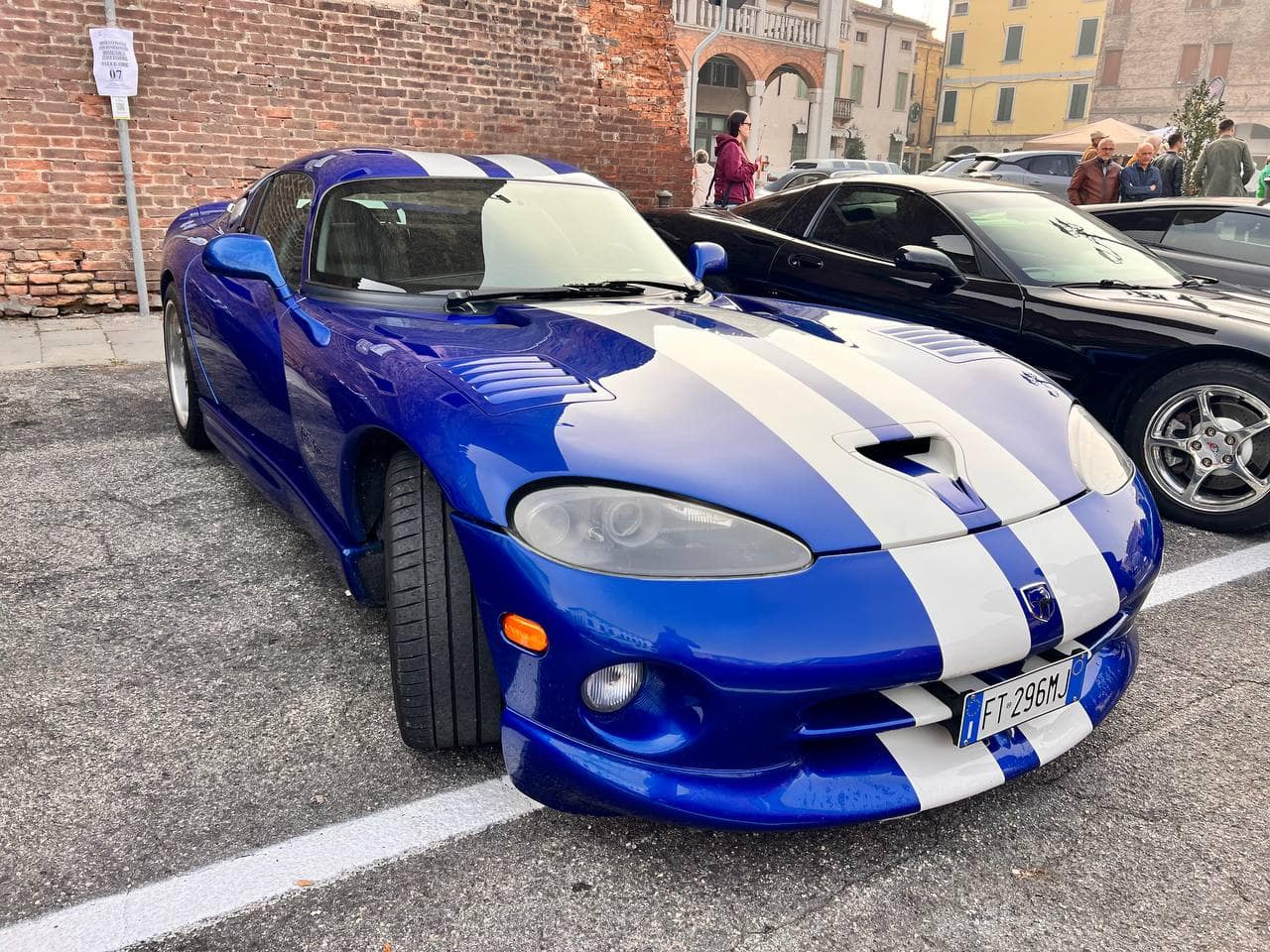 Ford Mustang speciale in colore blu con strisce bianche, vettura sportiva iconica, esposizione auto d'epoca e muscle car, dettaglio di design e prestazioni, Italia.