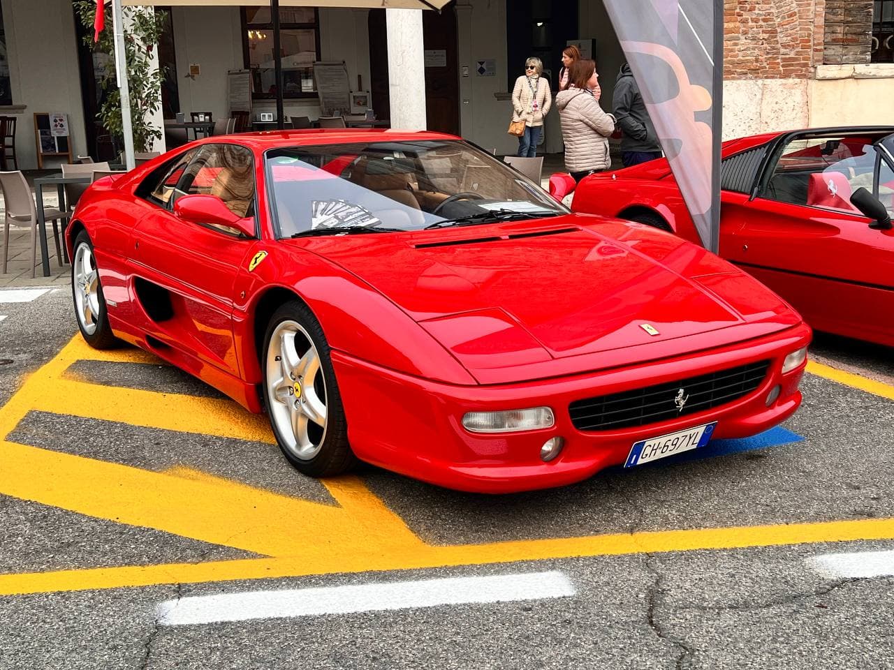 Auto sportiva Ferrari 348 in esposizione, dettaglio di autovetture di lusso Ferrari al motor show, veicolo rosso da corsa, sportiva e iconica.