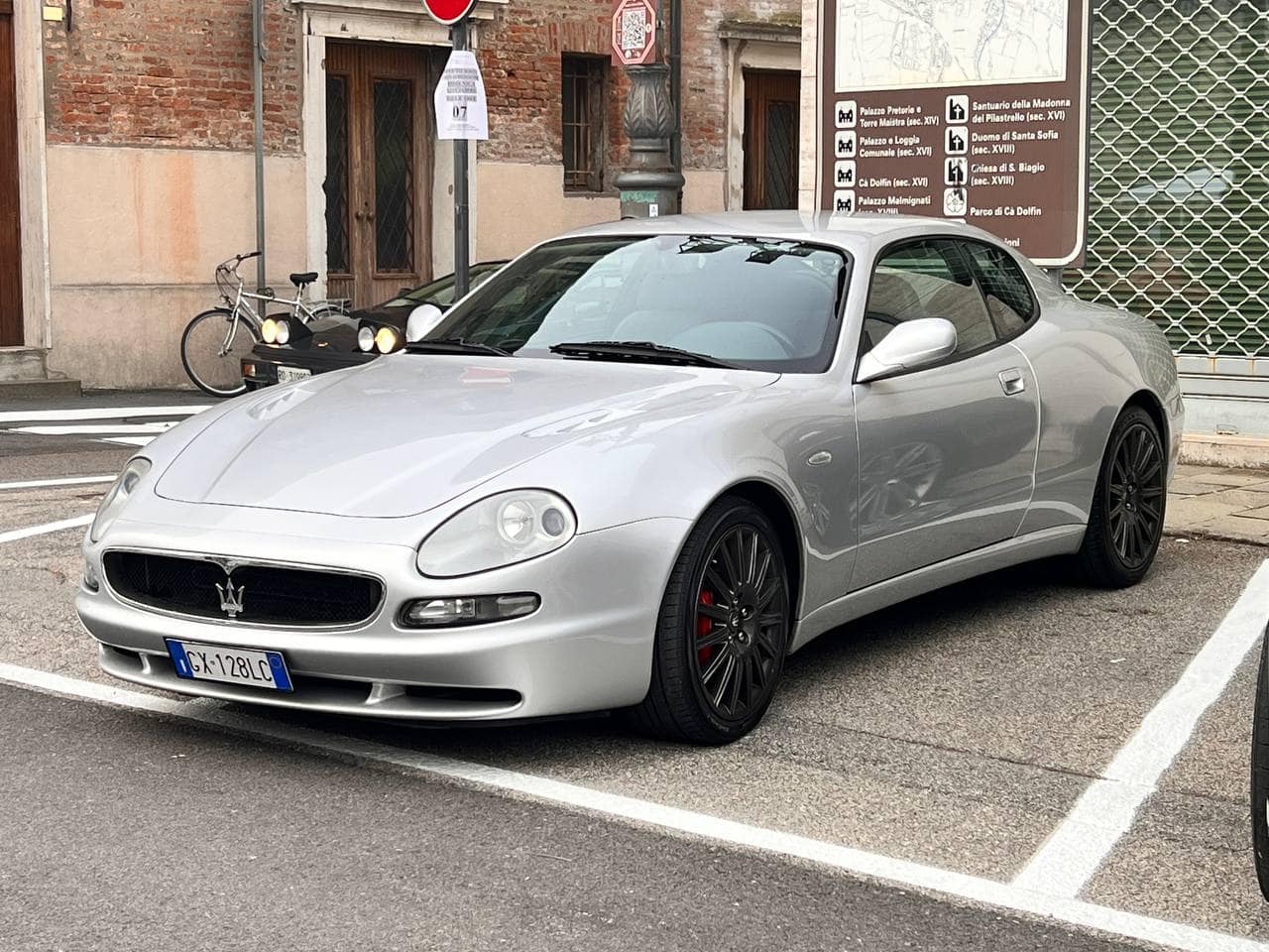 Maserati Spyder elettrica di lusso parcheggiata in strada, design elegante e prestazioni sportive, auto convertibile, perfetta per appassionati di auto di alta gamma, stile e velocità.