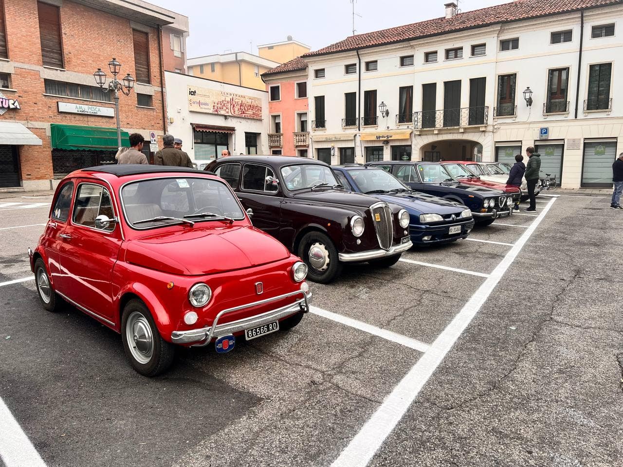 Auto d'epoca Fiat 500, Lancia Flavia, Alfa Romeo, Porsche Carrera in esposizione durante evento di auto storiche a città, raduno di auto vintage e classiche, automobili d'epoca in mostra.
