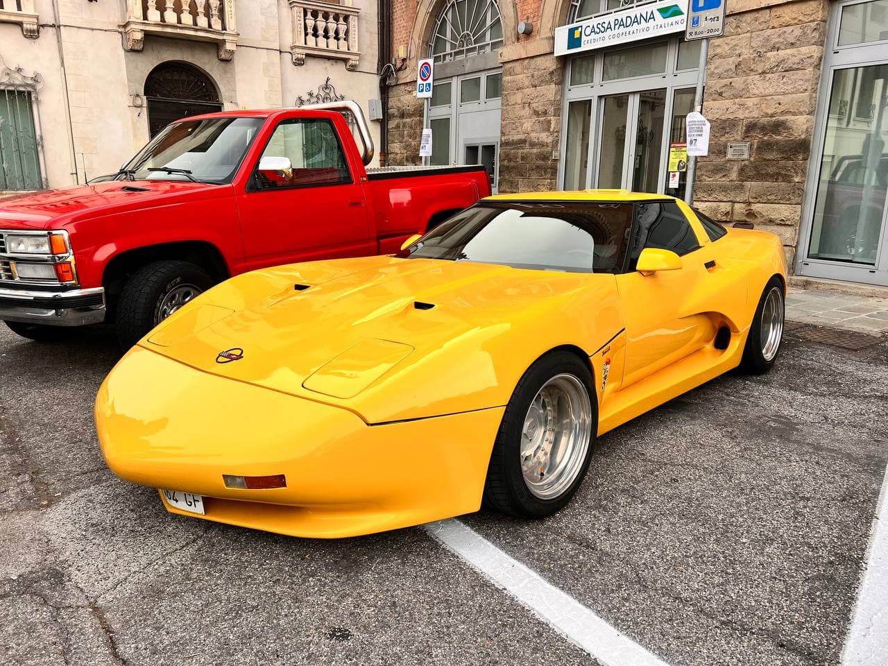 Auto sportiva Chevrolet Corvette C3 gialla in primo piano, auto vintage e racing, automobili sportive classiche, auto da collezione, sportive americane iconiche.
