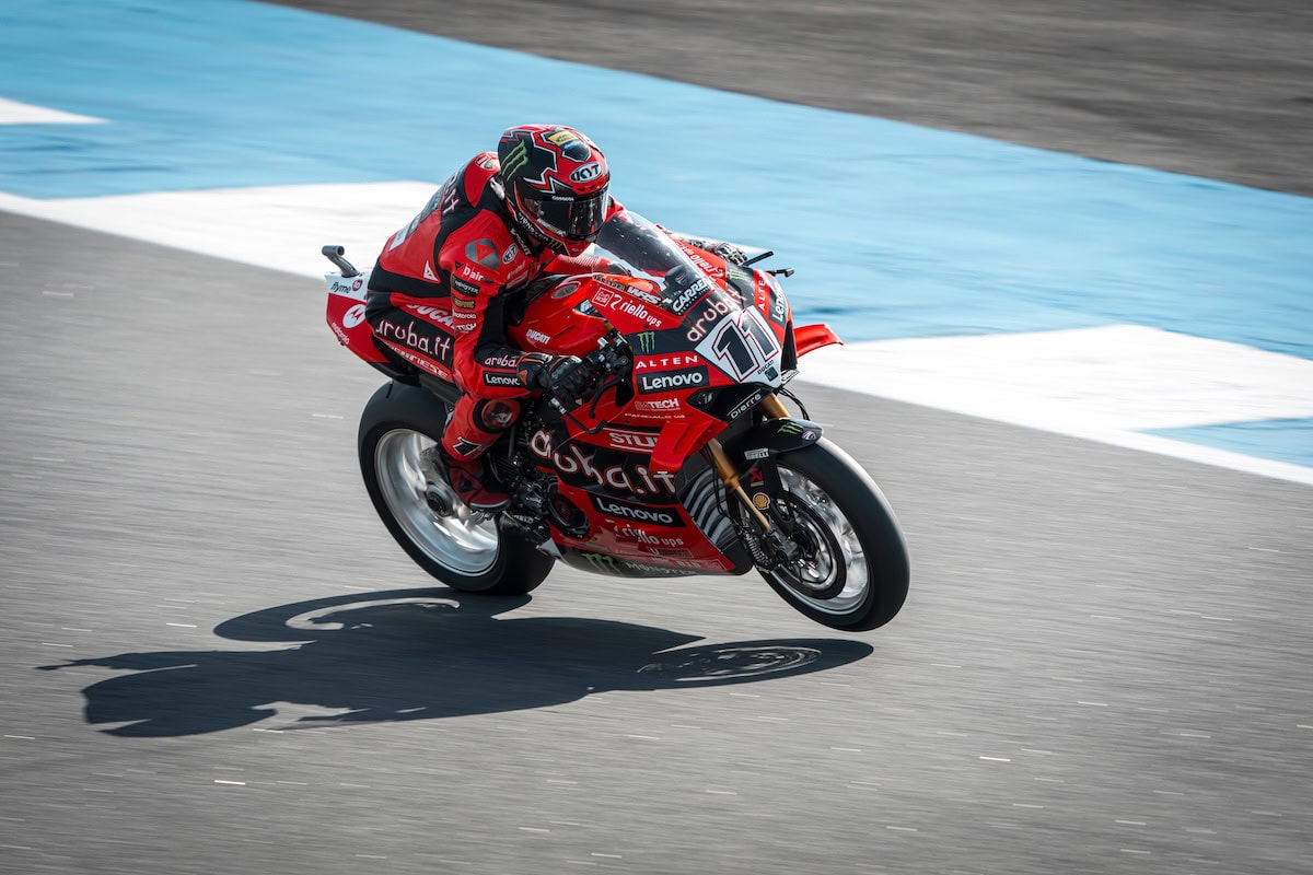 Nicolò Bulega in pista sulla Ducati rossa nel mondiale SBK 2025