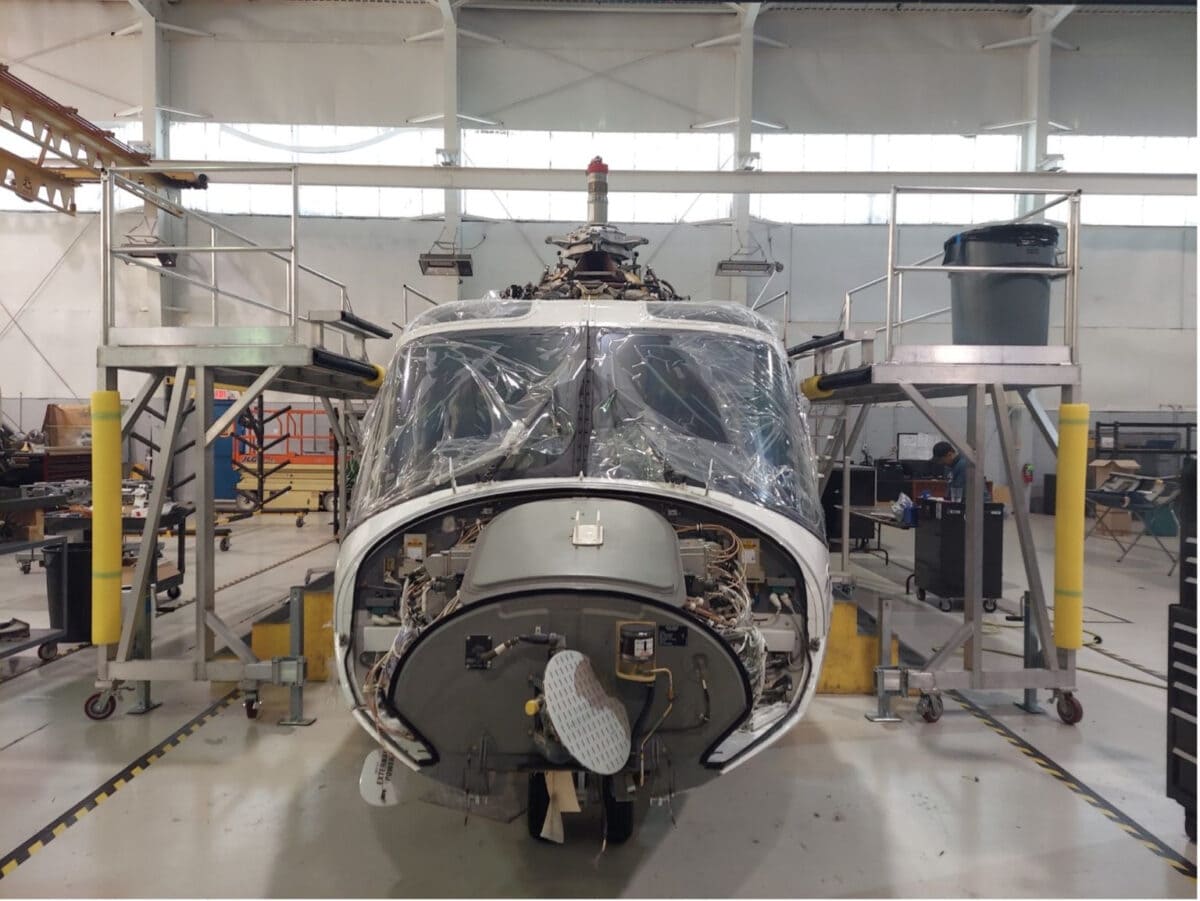 Rimorchio di helicopter militare in fase di assemblaggio in fabbrica.