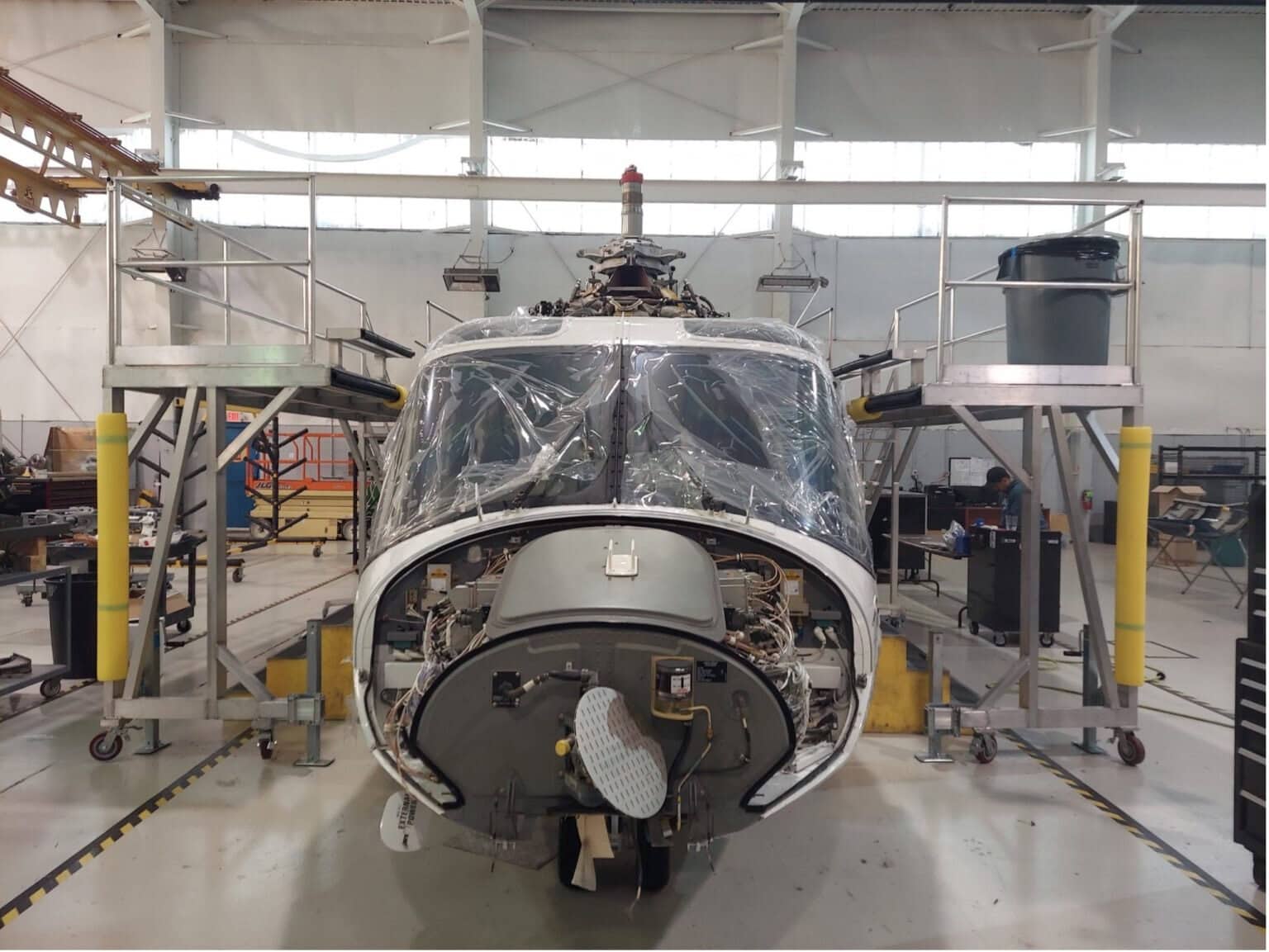 Rimorchio di helicopter militare in fase di assemblaggio in fabbrica.