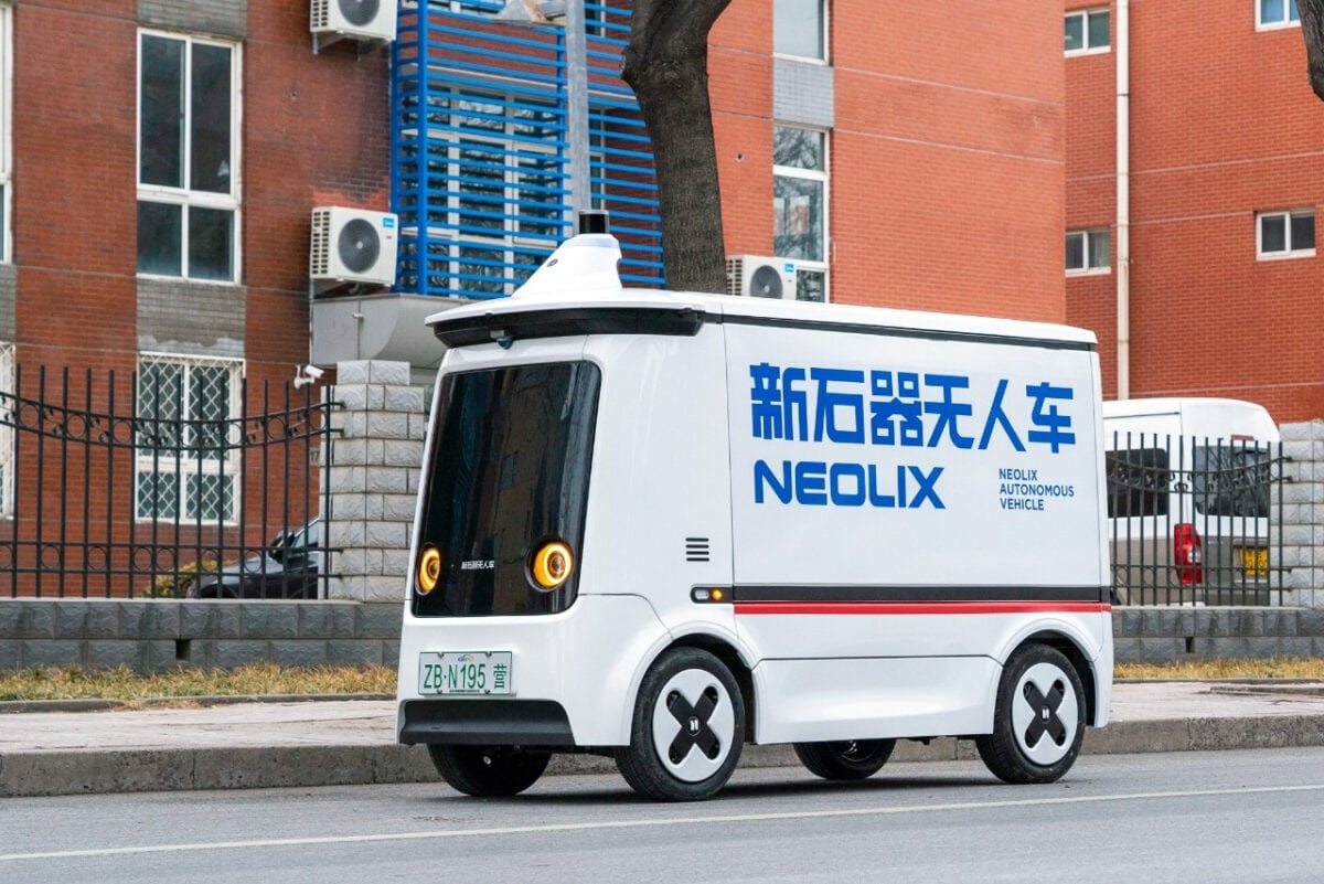 Veicolo autonomo Neolix senza conducente per consegne e trasporti innovativi in città.