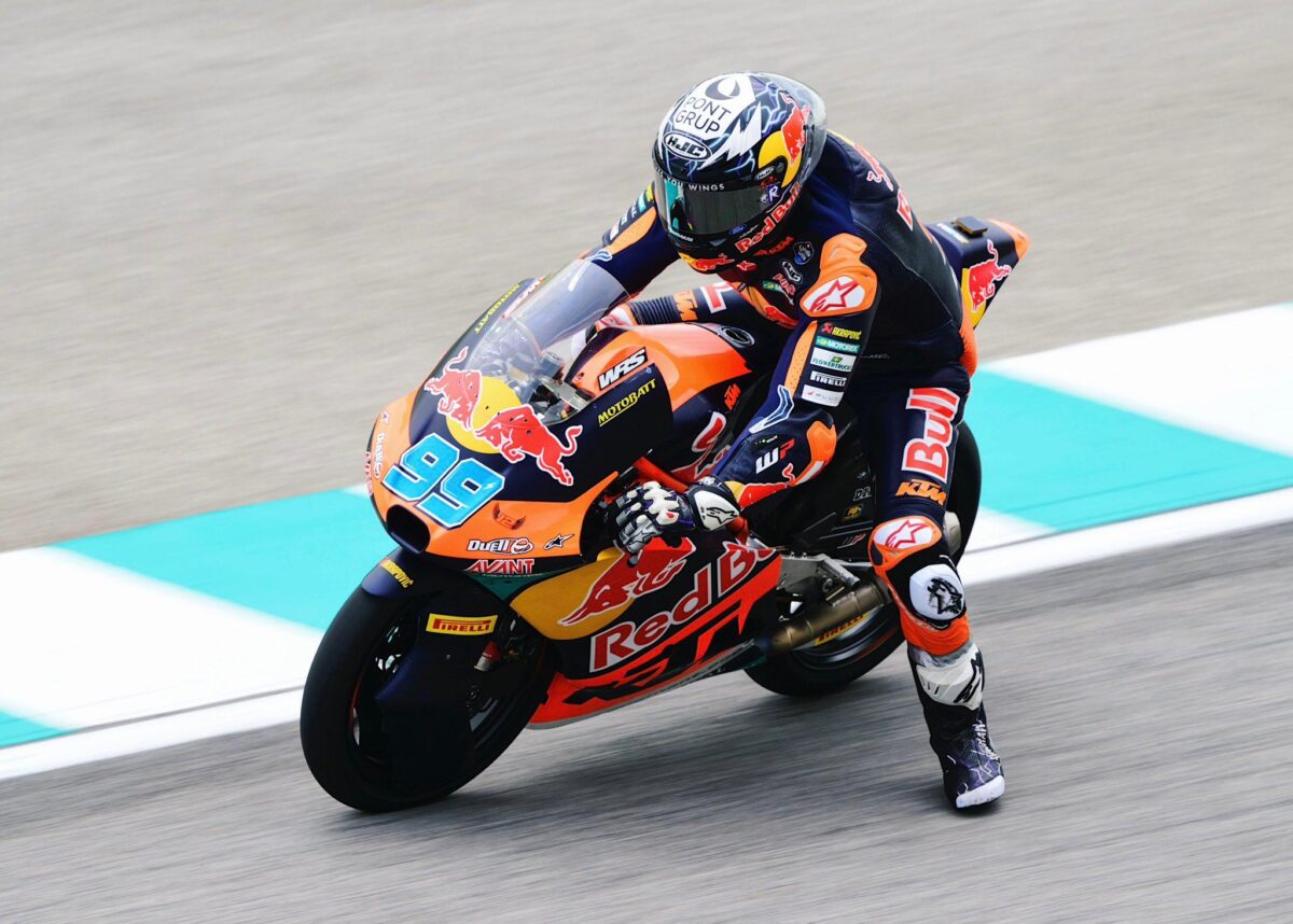 MotoGP Red Bull KTM Factory Racing, Rueda in curva in gara di alto livello, sport motoristico, competizione sulle piste, talento e velocità su moto da corsa, campionato mondiale motociclistico.