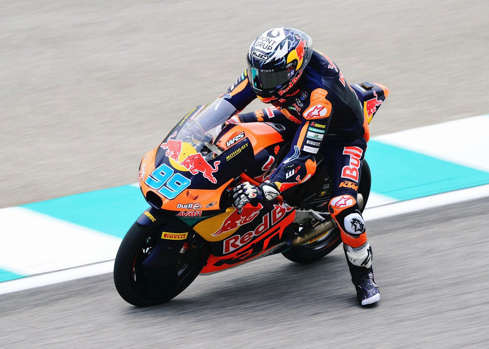 MotoGP Red Bull KTM Factory Racing, Rueda in curva in gara di alto livello, sport motoristico, competizione sulle piste, talento e velocità su moto da corsa, campionato mondiale motociclistico.