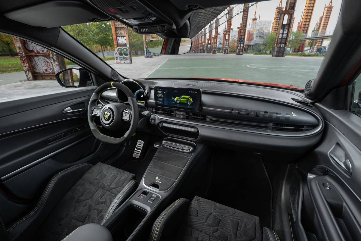 Abarth 600e Competizione Edizione Milano Cortina 2026 interni