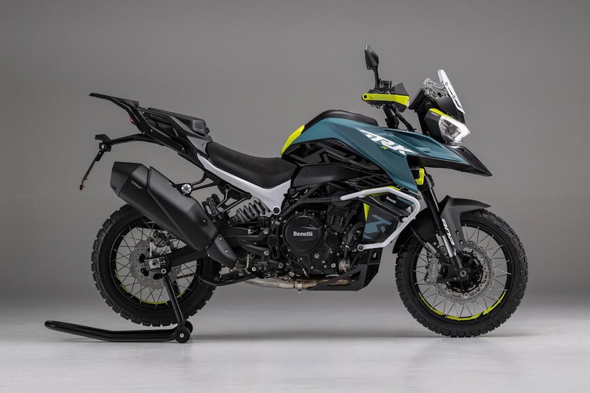 Moto adventure Benelli TRK 902 Xplorer con pneumatici Torrot e telaio nero opaco.