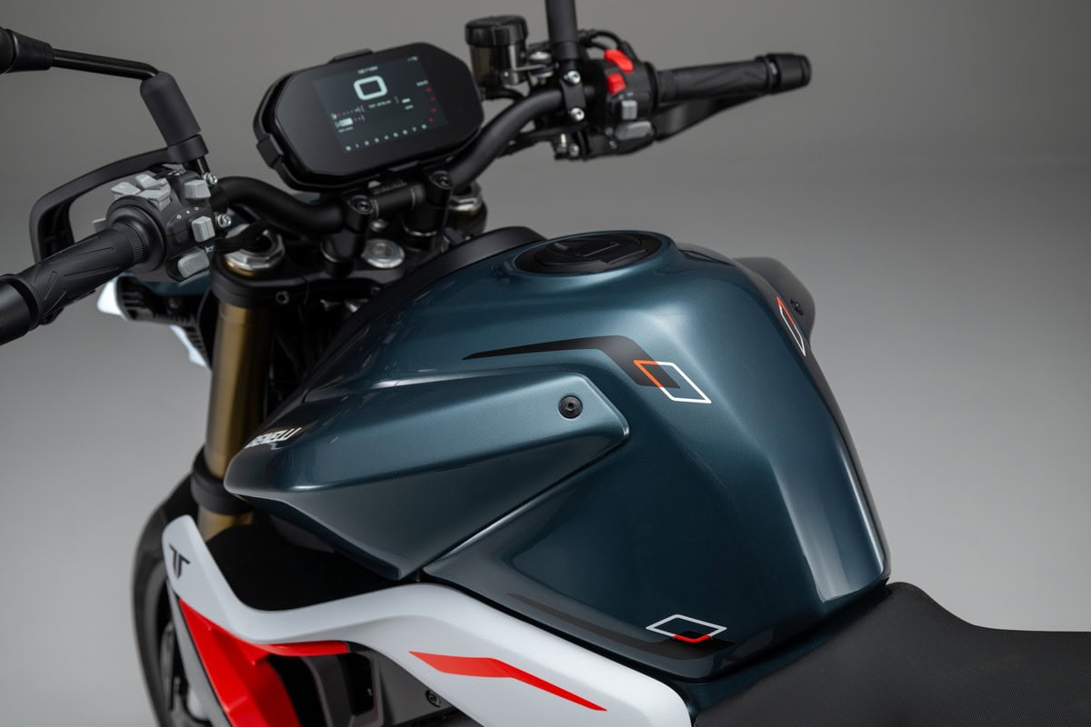 Motocicletta elettrica moderna, vista dall'alto con display digitale e dettagli eleganti.