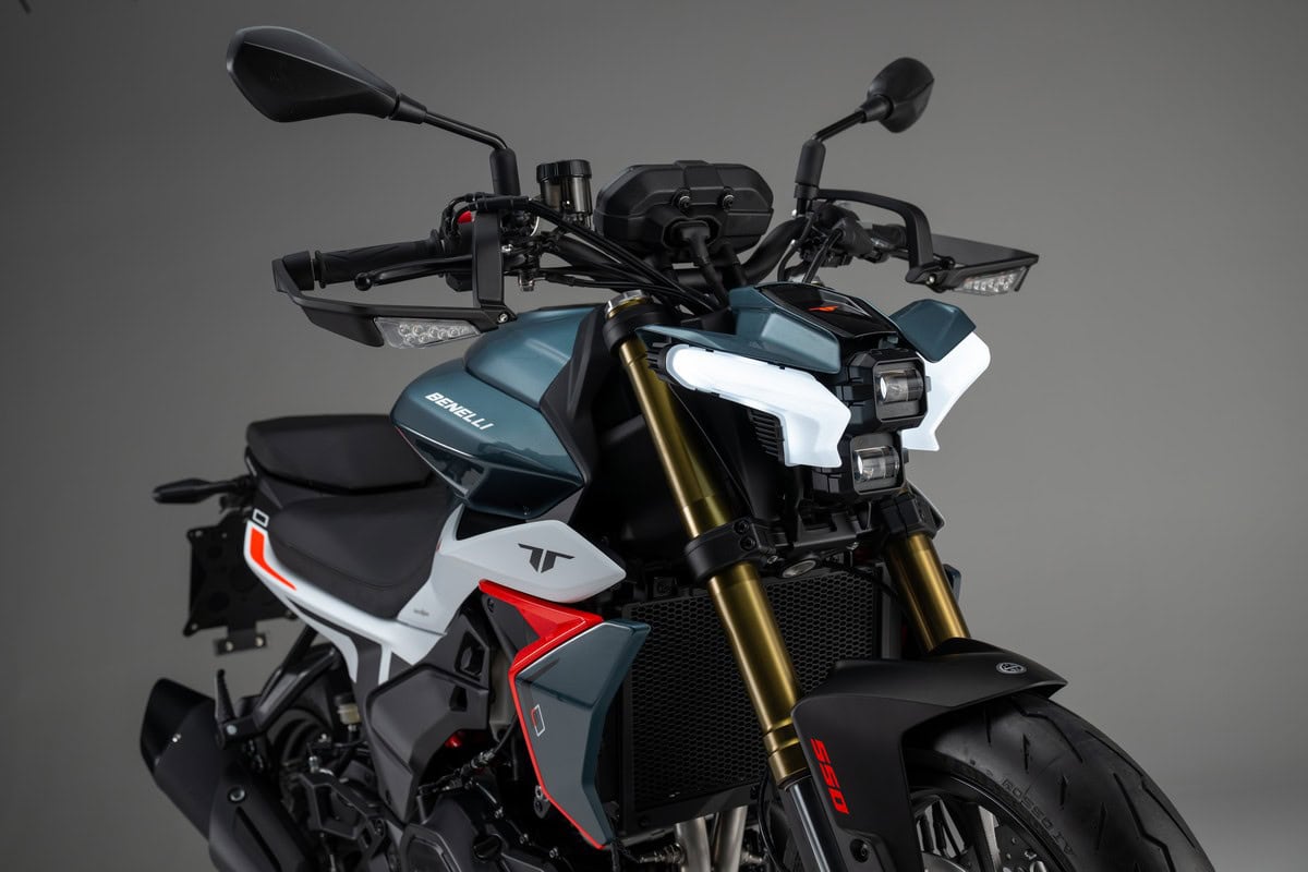 Motocicletta sportiva Benelli con design moderno e evidenti dettagli tecnologici, forcelle a steli gold e parafanghi anteriori aggressivi.