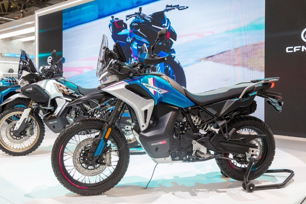 Moto adventure elettrica CFMOTO 1000MT-X in mostra al salone.