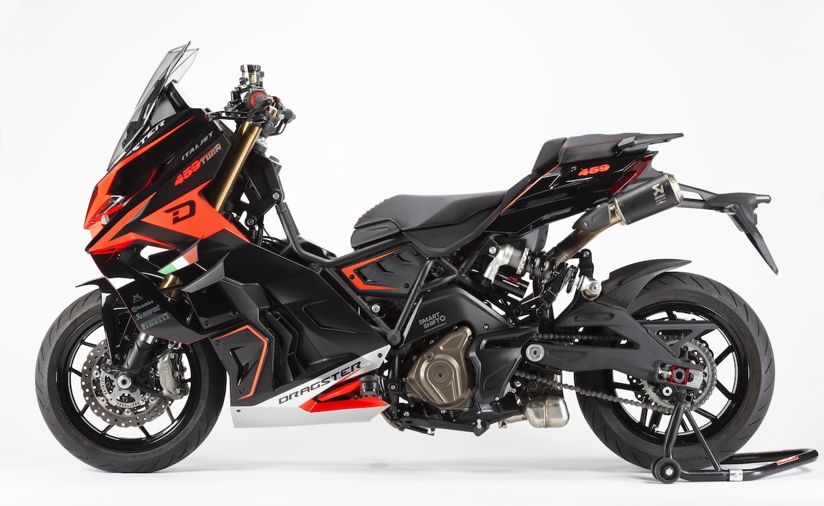 Motocicletta sportiva Italjet Dragster 459 Twin 2026, nuova sportiva automatica con motore 449 cc e cambio SmartShift nero e rosso, dettagli tecnici e design avanzato, perfetta per appassionati di moto ad alte performance.