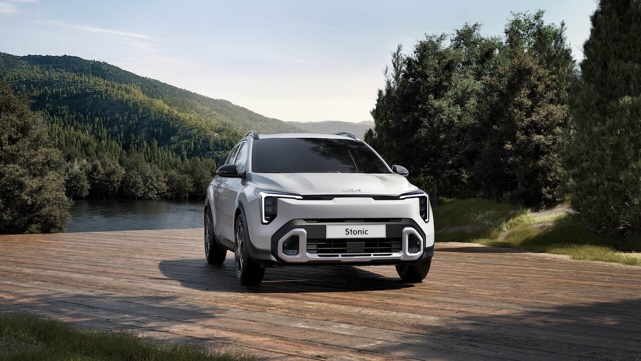 Kia Stonic, design moderno e innovativo, perfetta per avventure su strada e in natura, in un contesto naturale con montagne e fiume, eco-friendly e versatile.
