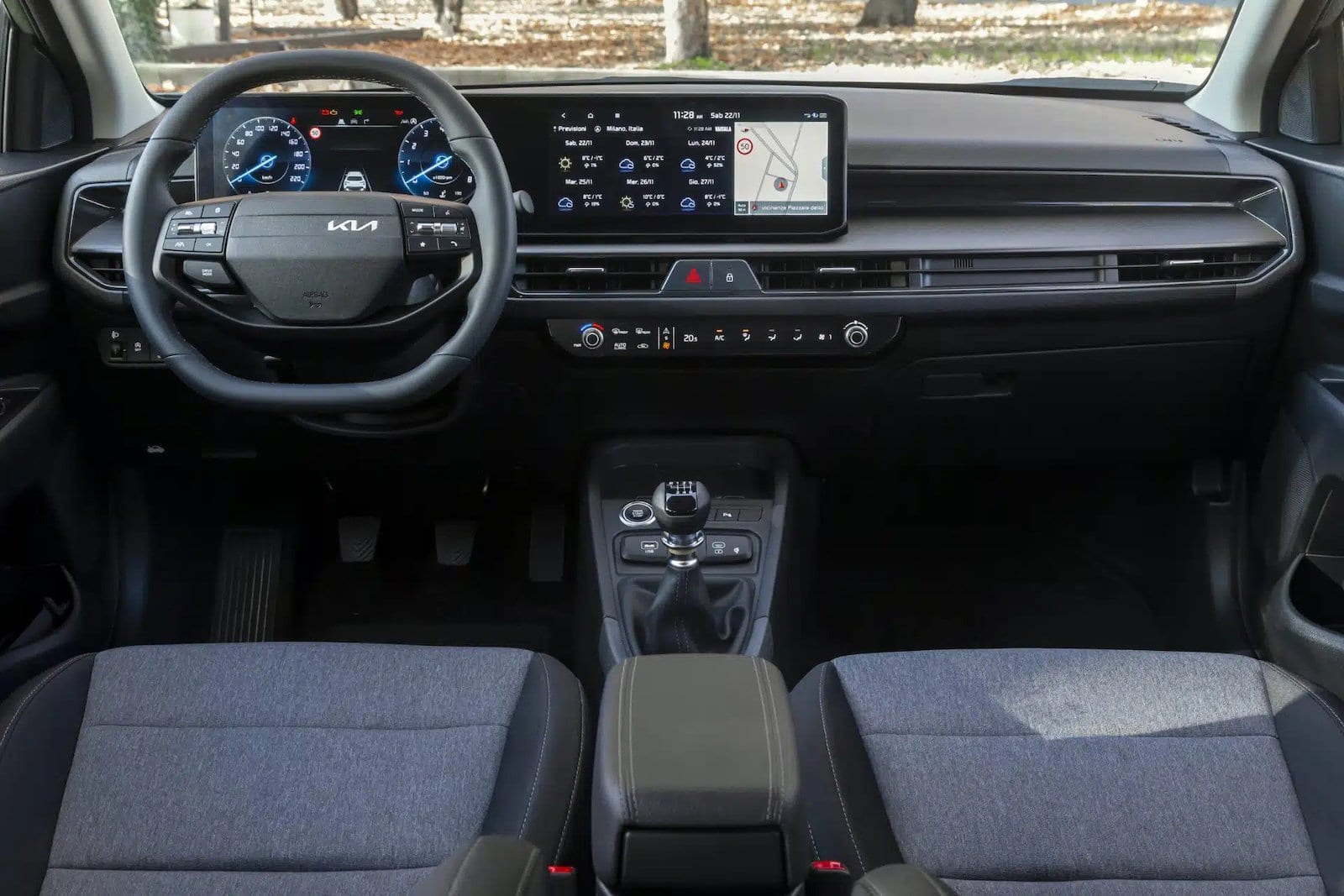 Interni dell'auto Kia Stonic 2026 con tecnologia avanzata e display digitale. Cabina moderna e spaziosa, perfetta per guida elettrica e comfort.
