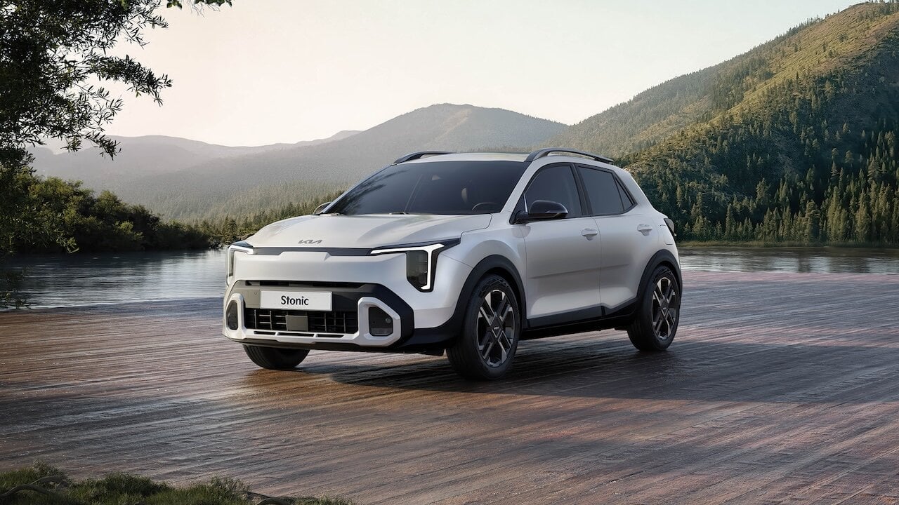 Auto Kia Stonic, SUV compatto ibrido, design moderno e tecnologico, veicolo sostenibile per città e natura.