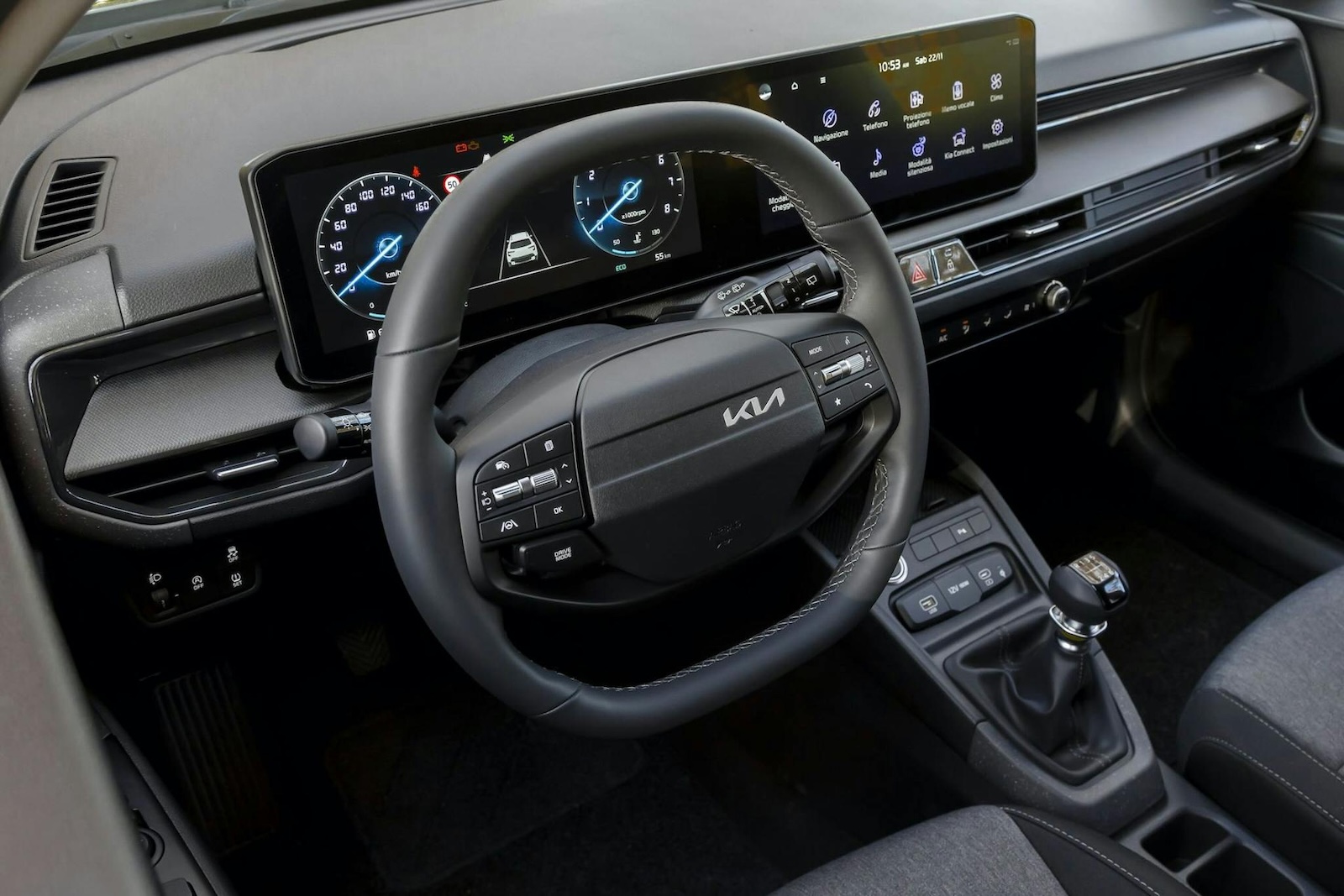 Schermo digitale e volante con comandi touch, cruscotto digitale e interfaccia moderna nel veicolo Kia Stonic 2026.