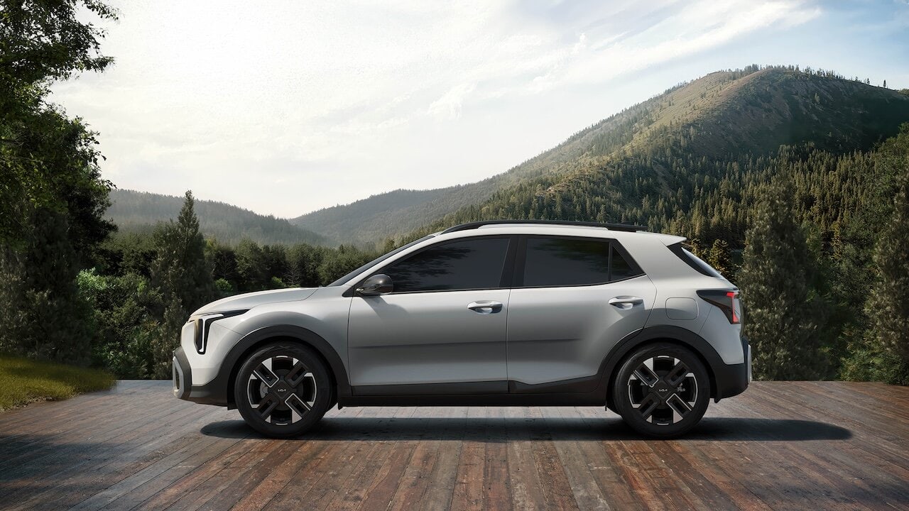 Kia Stonic 2026 in montagna, veicolo SUV moderno, design elegante e innovative tecnologie di mobilità sostenibile, ottima per avventure all'aria aperta e viaggi ecologici.