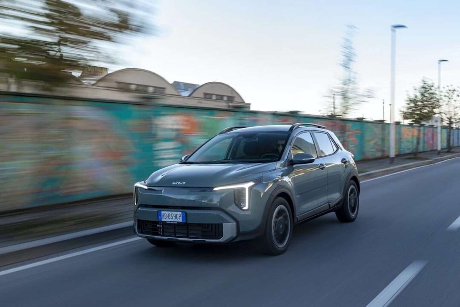 Auto elettrica moderna Kia Stonic 2026 durante la guida, focus sui dettagli e design aerodinamico.