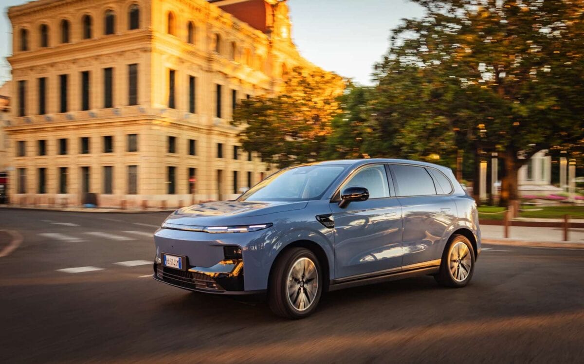 Auto elettrica Leapmotor B10 SUV moderna in movimento in città, ambientazione urbana urbana al tramonto, veicolo di ultima generazione, sostenibilità e tecnologia avanzata.